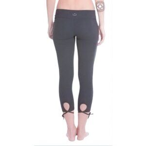 Beyond Yoga Cropped Legging with Calf Wrap Tie Gray Size Small